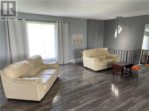 2 Sanctuary Street, Underwood, ON - Indoor Photo Showing Living Room