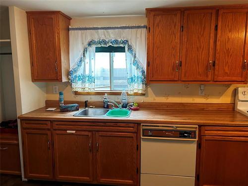 1617 7Th Street, Brandon, MB - Indoor Photo Showing Kitchen