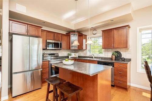 1 856 John Bruce Road E, Winnipeg, MB - Indoor Photo Showing Kitchen With Stainless Steel Kitchen