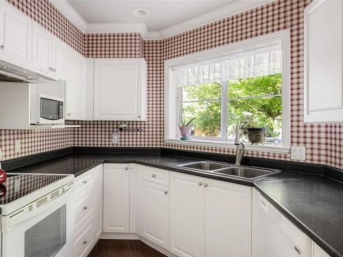 214-405 Quebec St, Victoria, BC - Indoor Photo Showing Kitchen With Double Sink