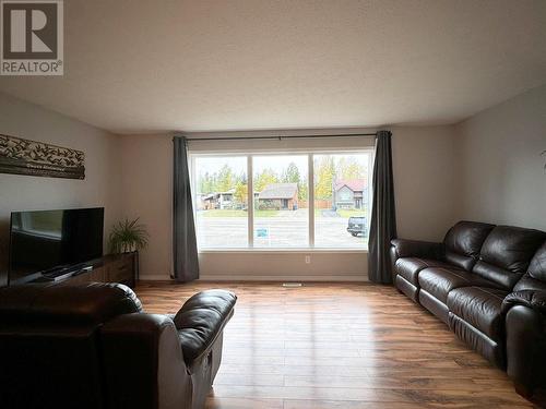 144 Wolverine Avenue, Tumbler Ridge, BC - Indoor Photo Showing Living Room