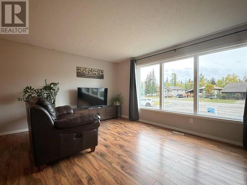 144 Wolverine Avenue, Tumbler Ridge, BC - Indoor Photo Showing Living Room