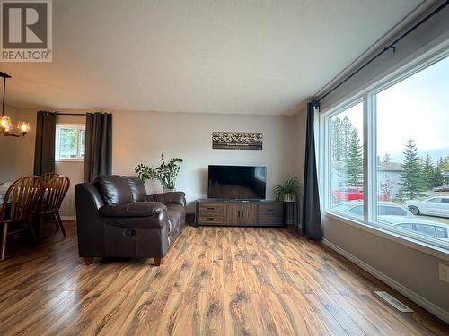 144 Wolverine Avenue, Tumbler Ridge, BC - Indoor Photo Showing Living Room