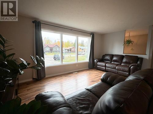 144 Wolverine Avenue, Tumbler Ridge, BC - Indoor Photo Showing Living Room