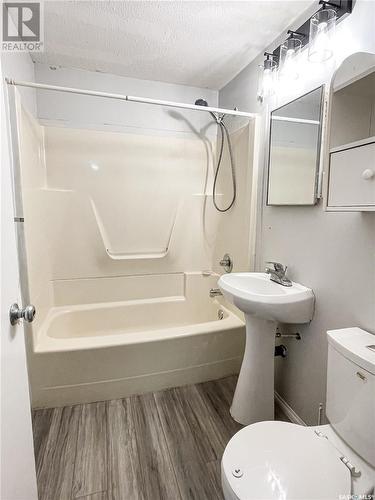 108 Main Street W, Dorintosh, SK - Indoor Photo Showing Bathroom