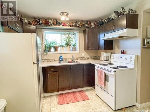 108 Main Street W, Dorintosh, SK - Indoor Photo Showing Kitchen With Double Sink