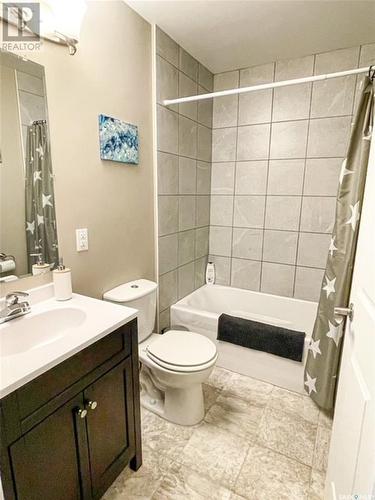 108 Main Street W, Dorintosh, SK - Indoor Photo Showing Bathroom