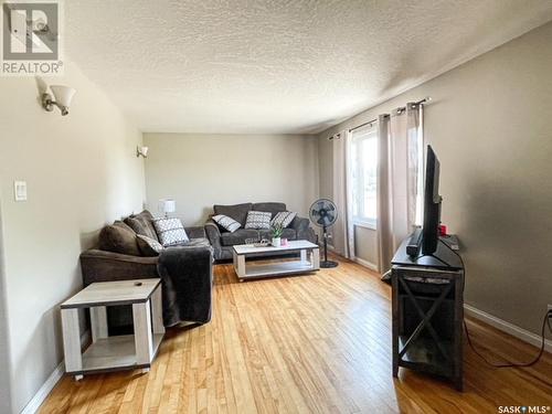 108 Main Street W, Dorintosh, SK - Indoor Photo Showing Living Room