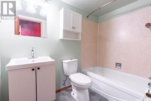105 2911 Harding Street, Regina, SK - Indoor Photo Showing Bathroom