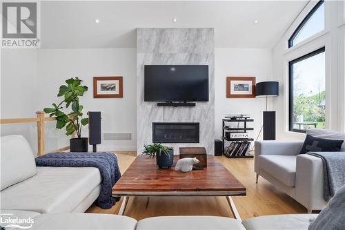 106 Barton Boulevard, Clarksburg, ON - Indoor Photo Showing Living Room