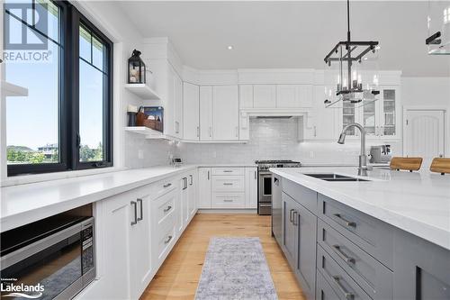 106 Barton Boulevard, Clarksburg, ON - Indoor Photo Showing Kitchen With Double Sink With Upgraded Kitchen