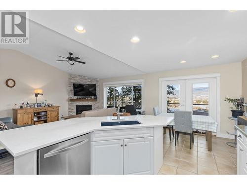 2325 Silver Place Unit# 16, Kelowna, BC - Indoor Photo Showing Kitchen