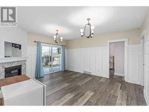 2325 Silver Place Unit# 16, Kelowna, BC - Indoor Photo Showing Living Room With Fireplace