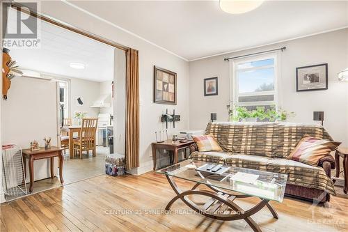 238 Alfred St Street, Alfred And Plantagenet, ON - Indoor Photo Showing Living Room