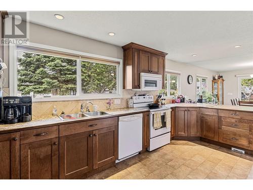 3015 Laforme Boulevard, Revelstoke, BC - Indoor Photo Showing Kitchen With Double Sink