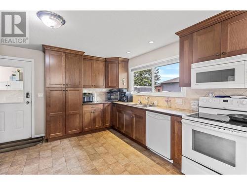 3015 Laforme Boulevard, Revelstoke, BC - Indoor Photo Showing Kitchen With Double Sink