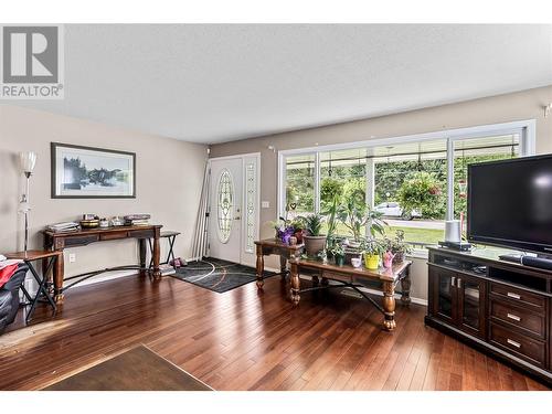 3015 Laforme Boulevard, Revelstoke, BC - Indoor Photo Showing Living Room