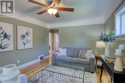 35 Peltz Avenue, Kitchener, ON - Indoor Photo Showing Living Room