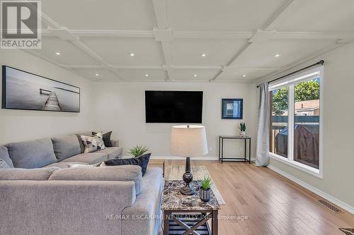 1315 Main Street E, Hamilton, ON - Indoor Photo Showing Living Room