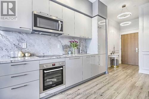 302 - 1 Grandview Avenue, Markham, ON - Indoor Photo Showing Kitchen With Upgraded Kitchen