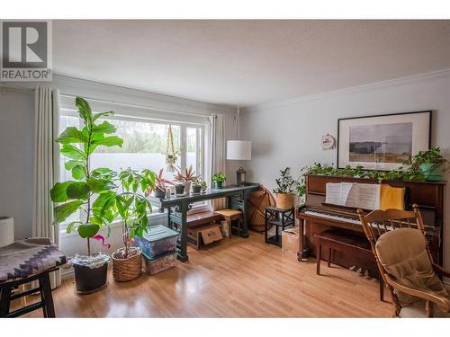 9509 Steuart Street, Summerland, BC - Indoor Photo Showing Living Room