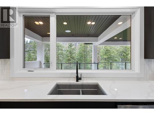 1528 Cabernet Way, West Kelowna, BC - Indoor Photo Showing Kitchen With Double Sink