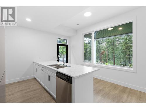 1528 Cabernet Way, West Kelowna, BC - Indoor Photo Showing Kitchen With Double Sink