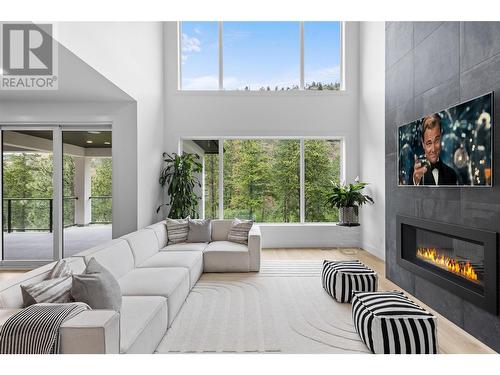 1528 Cabernet Way, West Kelowna, BC - Indoor Photo Showing Living Room With Fireplace