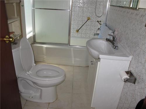175 Walnut Street S, Hamilton, ON - Indoor Photo Showing Bathroom