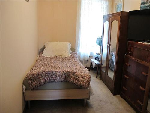 175 Walnut Street S, Hamilton, ON - Indoor Photo Showing Bedroom