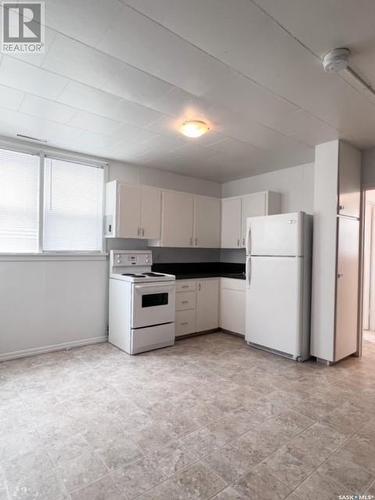 133 3Rd Avenue Ne, Swift Current, SK - Indoor Photo Showing Kitchen