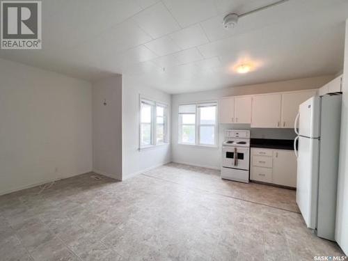 133 3Rd Avenue Ne, Swift Current, SK - Indoor Photo Showing Kitchen