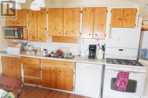 114 5Th Avenue W, Assiniboia, SK - Indoor Photo Showing Kitchen With Double Sink