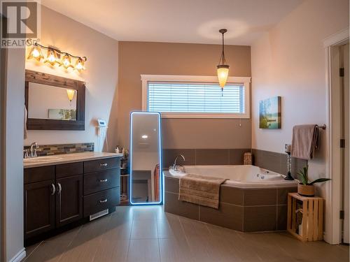 805 89 Avenue, Dawson Creek, BC - Indoor Photo Showing Bathroom