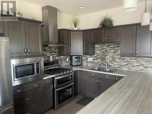 805 89 Avenue, Dawson Creek, BC - Indoor Photo Showing Kitchen With Double Sink