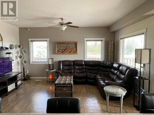 805 89 Avenue, Dawson Creek, BC - Indoor Photo Showing Living Room