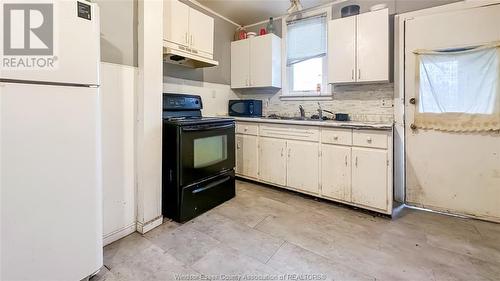 473 Elm, Windsor, ON - Indoor Photo Showing Kitchen With Double Sink