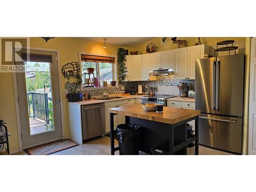 512 98 Avenue, Dawson Creek, BC - Indoor Photo Showing Kitchen