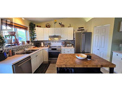 512 98 Avenue, Dawson Creek, BC - Indoor Photo Showing Kitchen With Double Sink