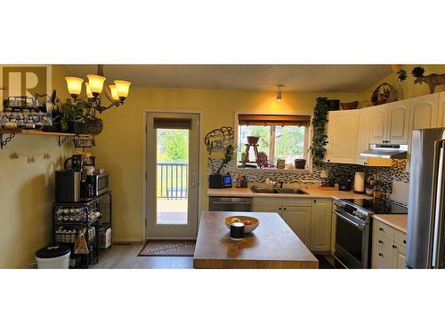 512 98 Avenue, Dawson Creek, BC - Indoor Photo Showing Kitchen With Double Sink