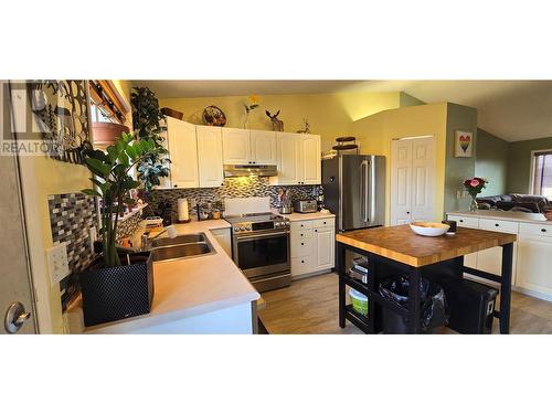 512 98 Avenue, Dawson Creek, BC - Indoor Photo Showing Kitchen With Double Sink