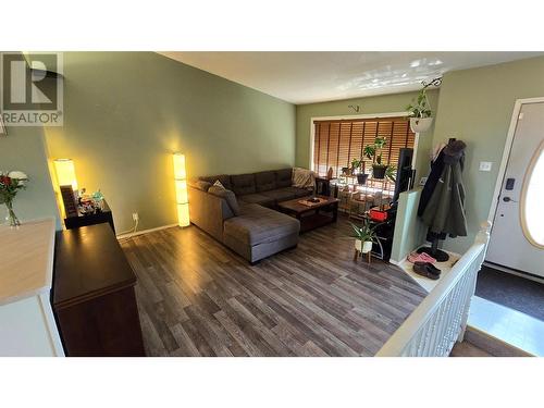 512 98 Avenue, Dawson Creek, BC - Indoor Photo Showing Living Room