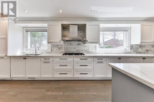 2068 Mississauga Road, Mississauga, ON - Indoor Photo Showing Kitchen With Upgraded Kitchen