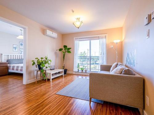 Living room - 307-7040 Rue Allard, Montréal (Lasalle), QC - Indoor Photo Showing Living Room