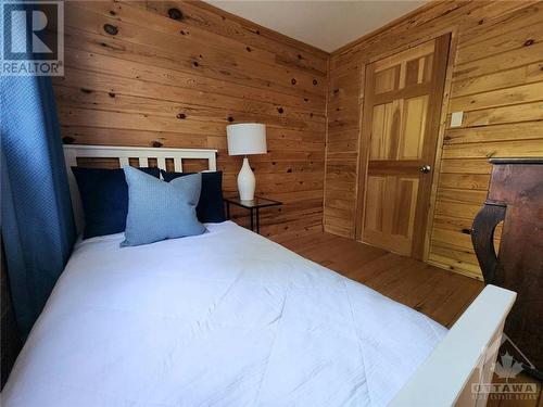 630 Peter'S Point Road, White Lake, ON - Indoor Photo Showing Bedroom