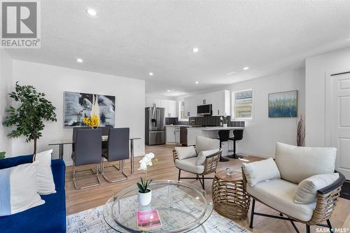 320 H Avenue S, Saskatoon, SK - Indoor Photo Showing Living Room