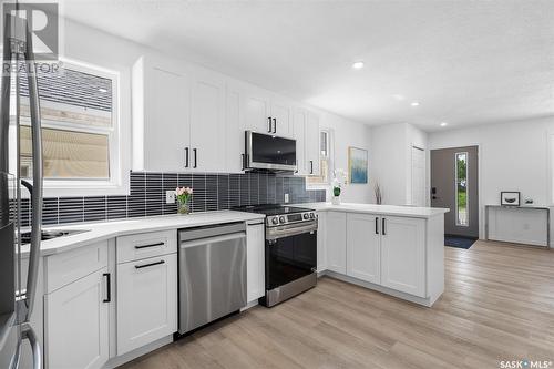 320 H Avenue S, Saskatoon, SK - Indoor Photo Showing Kitchen