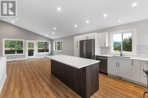 1143 Hipwell Road, Ootischenia, BC - Indoor Photo Showing Kitchen