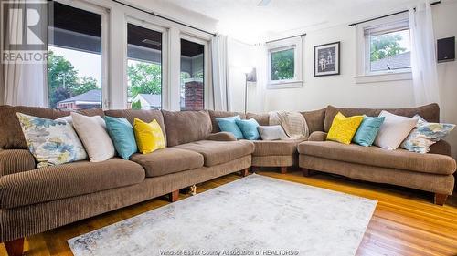 1530 Pillette Road, Windsor, ON - Indoor Photo Showing Living Room