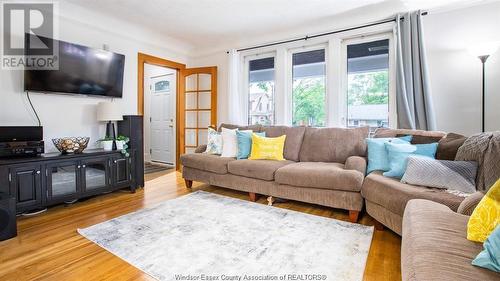 1530 Pillette Road, Windsor, ON - Indoor Photo Showing Living Room